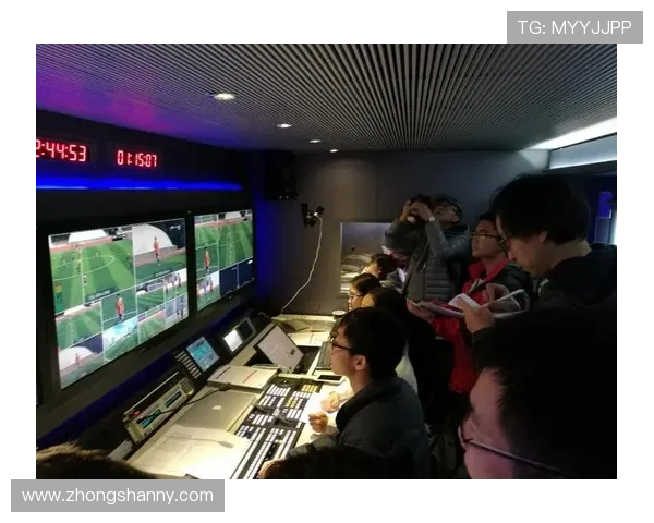 足球比赛直播缺乏解说的原因分析与观众体验影响探讨